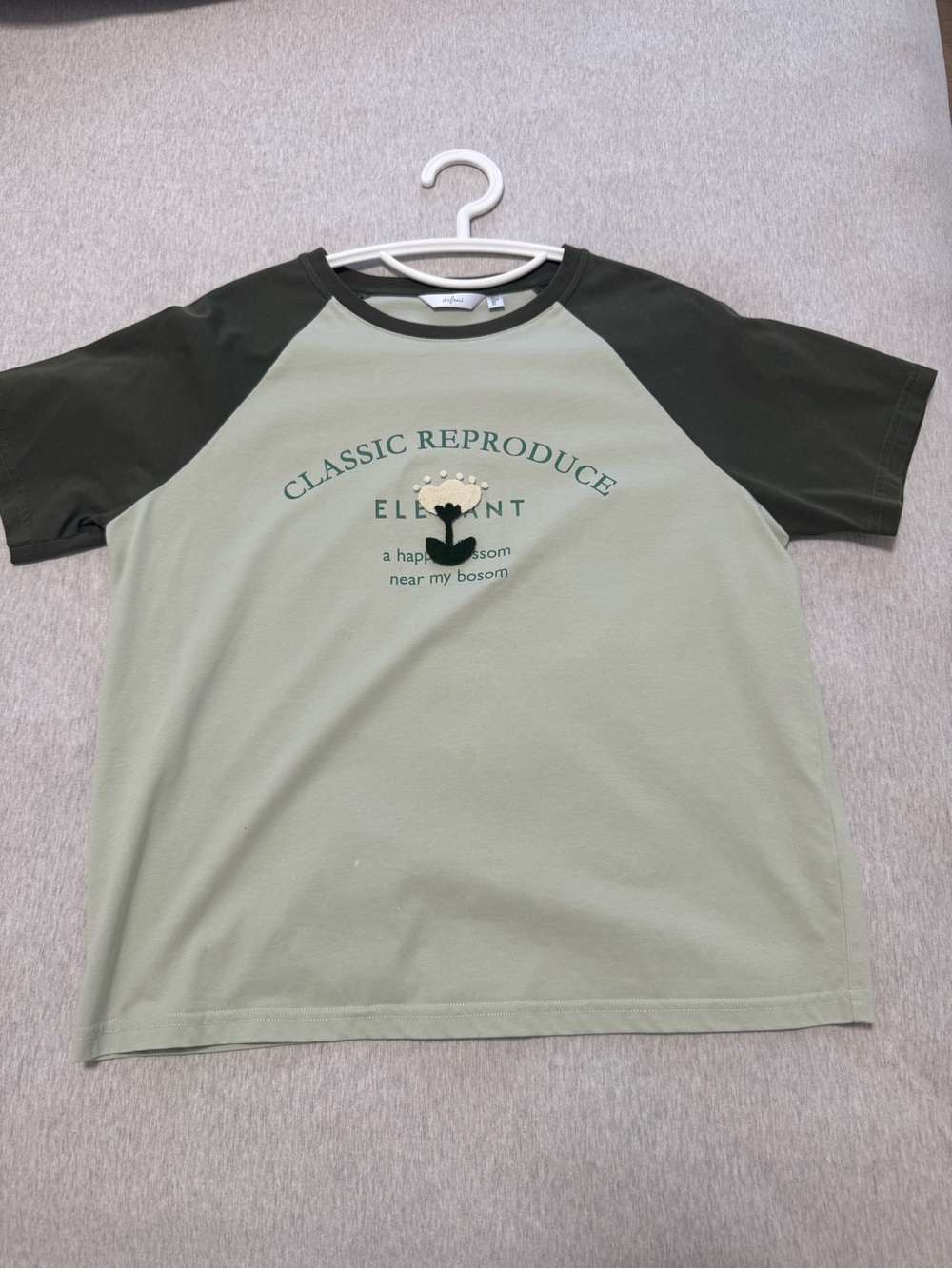 Eifini Green Floral Appliqué Raglan a contrast sleeve T-Shirt Size S